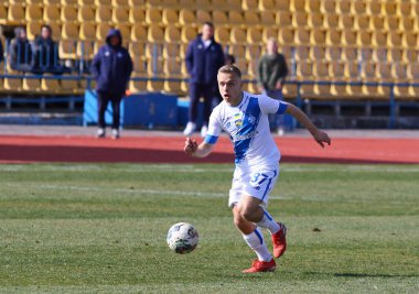 Uzhhorod, Ukrayna - 12 Mart 2023: Dinamo Kyiv 'den Anton Tsarenko, Uzhhorod' daki Avanhard Stadyumu 'nda SC Dnipro-1' e karşı oynanan VBET Ukrayna Premier Ligi maçında saldırdı.