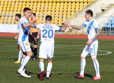 Uzhhorod, Ukrayna - 12 Mart 2023: Sergii Sydorchuk, Oleksandr Karavaiev ve Denys Garmash (Dinamo Kyiv), Avanhard Stadyumu 'nda SC Dnipro-1' e karşı oynanan VBET Ukrayna Premier Ligi maçını kazandıktan sonra tepki verdiler.