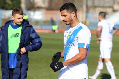 Uzhhorod, Ukrayna - 12 Mart 2023: Dinamo Kyiv 'den Eric Ramirez, Uzhhorod' daki Avanhard Stadyumu 'nda SC Dnipro-1' e karşı oynanan Premier League maçını kazandıktan sonra kutladı.