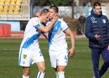 Uzhhorod, Ukrayna - 12 Mart 2023: Dinamo Kyiv 'den Maksym Diachuk ve Denys Popov, Uzhhorod' daki Avanhard stadyumunda SC Dnipro-1 'e karşı oynadıkları VBET Ukrayna Premier Ligi maçını kazandıktan sonra kutladılar