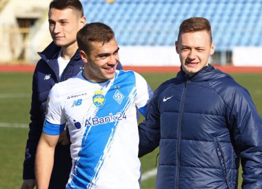 Uzhhorod, Ukrayna - 12 Mart 2023: Dinamo Kyiv 'li Kostiantyn Vivcharenko, Uzhhorod' daki Avanhard Stadyumu 'nda SC Dnipro-1' e karşı oynanan VBET Ukrayna Premier Ligi maçını kazandıktan sonra kutladı