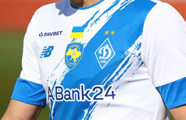 Uzhhorod, Ukrayna - 12 Mart 2023: VBET Ukrayna Premier Ligi maçı SC Dnipro-1 v Dinamo Kyiv maçında takım ve sponsor logolarına sahip Dinamo Kyiv 'in ön tarafı (forma)