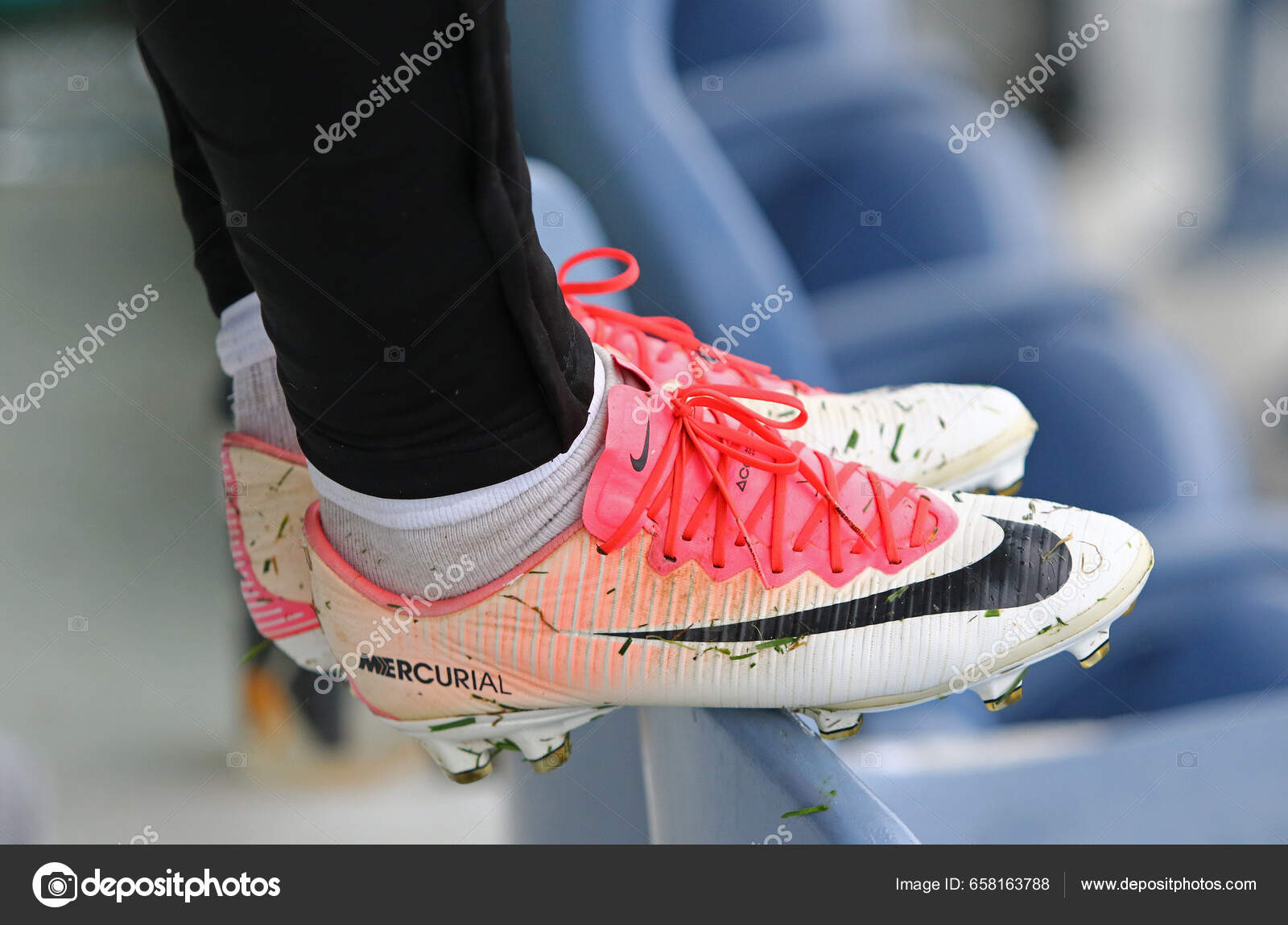 Berlin Tyskland Maj 2023 Närbild Nike Mercurial Fotbollsskor Benen  Oidentifierade – Redaktionell stockfoto © katatonia82 #658163788