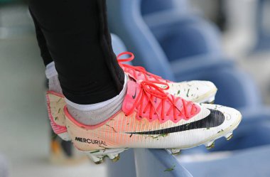 Berlin, Almanya - 12 Mayıs 2023: Nike Mercurial futbol ayakkabıları kimliği belirsiz futbolcunun bacaklarında