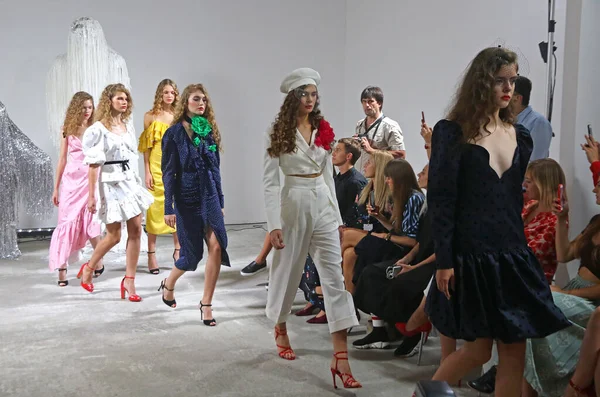 Kyiv, Ukrayna - 1 Eylül 2018: Modeller Ukrayna Moda Haftası-Yaz 2019 sırasında Ukrayna 'nın başkenti Kyiv' de bulunan Mystetskyi Arsenal 'de tasarımcı MARIANNA SENCHINA' nın bir eserini sundular