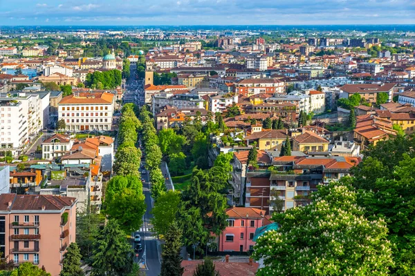 意大利伦巴第省Bergamo市的空中景观 Bergamo大街的风景如画的天际线全景 Viale Vittorio Emanuele Bergamo火车站背景资料 — 图库照片