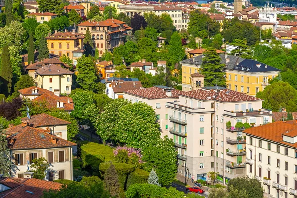 意大利伦巴第省Bergamo市的空中地平线景观 Viale Vittorio Emanuele Ii号和Via Antonio Locatelli号上住宅建筑的风景如画的春景 — 图库照片