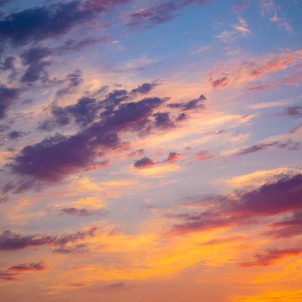 色彩艳丽的橙色落日的天空 点缀着云彩 戏剧化的天空 轻盈雄伟的夕阳 — 图库照片