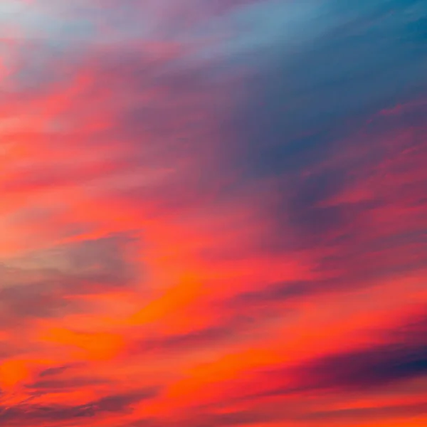 Naplemente Égboltjának Élénk Narancssárga Vörös Színei Felhőkkel Drámai Fénylő Fenséges — Stock Fotó