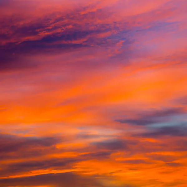 Яркие Оранжево Красные Цвета Заката Неба Облаками Драматическое Небо Светлый — стоковое фото