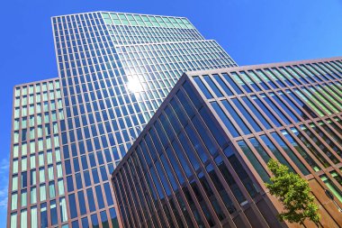 Hamburg, Almanya - Haziran 2014: The Empire Riverside Hotel ve Brauhaus - Hamburg şehrinin merkezinde bitişik bir perakende ve ofis binası. 2002-2007 yılları arasında inşa edilmiş, Mimar - David Chipperfield Mimarları