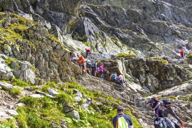 Vysoke Tatry, Slovakya - Temmuz 2023: Yüksek Tatras Dağlarında yürüyüş (Vysoke Tatry), Slovakya. İnsanlar Rysy Dağı 'na giden yolda tepeye tırmanıyor (2503 metre))