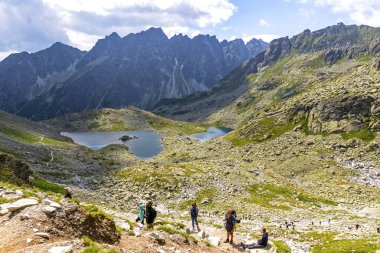 Vysoke Tatry, Slovakya - Temmuz 2023: Yüksek Tatras Dağlarında yürüyüş (Vysoke Tatry). Mengusovska dolina vadisi, Rysy Dağı yolunda (2503 metre). Velke Zabie Pleso ve Erkek Zabie pleso gölleri