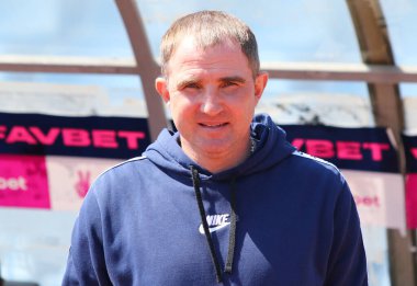 Uzhhorod, Ukrayna - 24 Nisan 2023: SC Dnipro-1 teknik direktörü Oleksandr Kucher, Ukrayna 'nın Uzhhorod kentindeki Avanhard Stadyumu' nda oynanan VBET Ukrayna Premier Ligi karşılaşmasında Rukh Lviv 'i izliyor