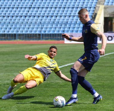 Uzhhorod, Ukrayna - 24 Nisan 2023: Rukh Lviv (L) 'li Edson, Uzhhorod' daki Avanhard Premier Ligi 'nde oynanan VBET Ukrayna Premier Ligi maçı sırasında SC Dnipro-1 takımından Artem Dovbyk ile top için mücadele ediyor.