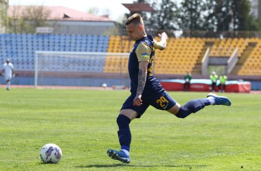 Uzhhorod, Ukrayna - 24 Nisan 2023: SC Dnipro-1 takımından Oleksandr Nazarenko, Ukrayna 'nın Uzhhorod kentindeki Avanhard Stadyumu' nda oynanan VBET Ukrayna Premier Ligi karşılaşmasında Rukh Lviv 'e karşı top attı.