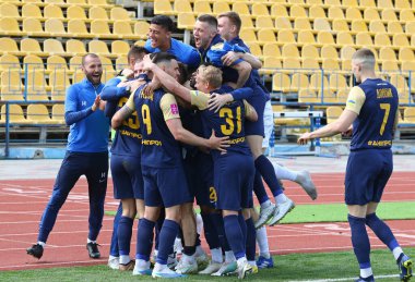 Uzhhorod, Ukrayna - 24 Nisan 2023: SC Dnipro-1 oyuncuları, Uzhhorod 'daki Avanhard Stadyumu' nda oynanan VBET Ukrayna Premier Ligi maçında Rukh Lviv 'e karşı attıkları golü kutladılar.