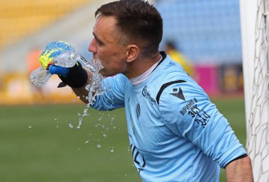 Uzhhorod, Ukrayna - 24 Nisan 2023: Rukh Lviv 'in kalecisi Yurii Pankiv, Ukrayna' nın Ukrayna Premier Ligi maçında Ukrayna 'nın Uzhhorod kentindeki Avanhard stadyumunda SC Dnipro-1' e karşı oynadığı maçta su içti