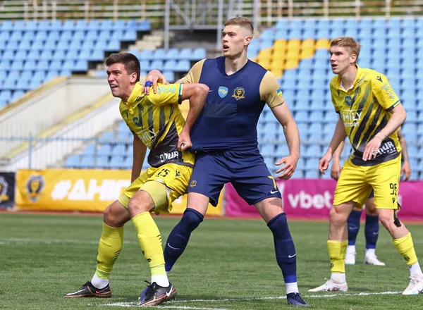 Uzhhorod, Ukrayna - 24 Nisan 2023: SC Dnipro-1 (C) takımından Artem Dovbyk, VBET Ukrayna Premier Ligi maçı sırasında Denys Pidhurskyi (L) ve Denys Sliusar ile top için mücadele ediyor.