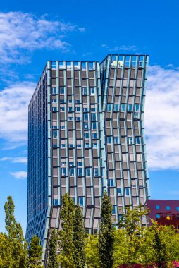 Dancing Towers (Almanca: Tanzende Turme veya Tango-Turme) - Almanya 'nın Hamburg eyaletinin St. Pauli kentindeki Reeperbahn caddesinde iki yüksek bina. Hadi Tahran 'ın BRT Mimarları tarafından tasarlandı, 2012 yılında tamamlandı.