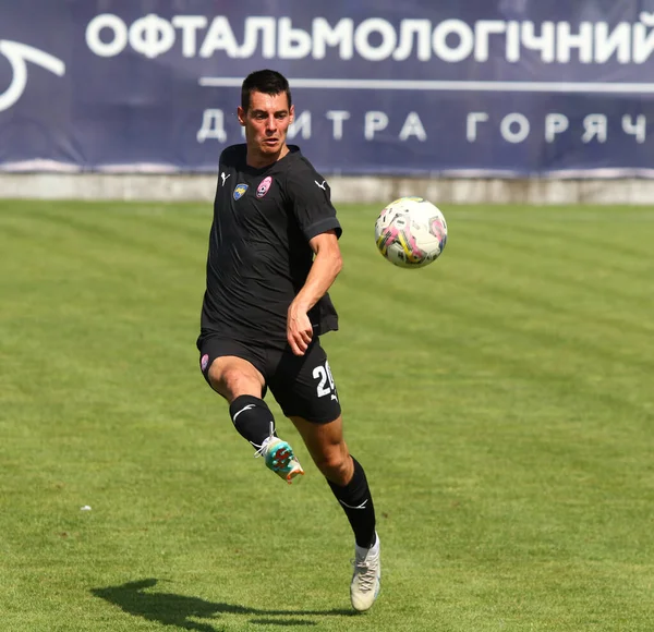 乌什霍洛德 乌克兰 2023年8月27日 在乌克兰乌什霍洛德的米纳伊球场 乌克兰Vbet超级联赛对阵Minaj的比赛中 Zorya Luhansk的Viacheslav Churko踢了一个球 — 图库照片