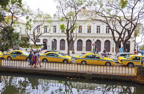 Funchal Portugal June 2013 Row Yellow Taxi Cabs Jardim Municipal — Stock Photo, Image