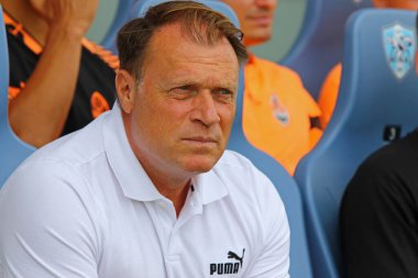 Uzhhorod, Ukrayna - 2 Eylül 2023: Shakhtar Donetsk teknik direktörü Patrick van Leeuwen, Ukrayna 'nın Ukrayna Premier Ligi maçında Minaj' a karşı Uzhhorod, Ukrayna 'da oynanan Minaj maçına bakıyor