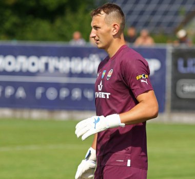 Uzhhorod, Ukrayna - 2 Eylül 2023: Shakhtar Donetsk kalecisi Dmytro Riznyk, Ukrayna 'nın Uzhhorod kentindeki Minaj arenasında oynanan VBET Ukrayna Premier Ligi maçı sırasında görev başında