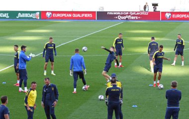 KYIV, UKRAINE - 3 Eylül 2021: Ukrayna Milli Futbol Takımı 'nın NSK Olimpiyskiy Stadyumu' nda oynanan FIFA Dünya Kupası 2022 Avrupa ön eleme karşılaşmasından önceki açık antrenmanı