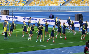 KYIV, UKRAINE - 3 Eylül 2021: Ukraynalı oyuncular Kyiv 'deki NSK Olimpiyskiy Stadyumu' nda oynanan Ukrayna Dünya Kupası 2022 Avrupa Ön eleme karşılaşması öncesinde antrenman yapıyorlar