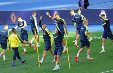 KYIV, UKRAINE - 3 Eylül 2021: Ukraynalı oyuncular Kyiv 'deki NSK Olimpiyskiy Stadyumu' nda oynanan Ukrayna Dünya Kupası 2022 Avrupa Ön eleme karşılaşması öncesinde antrenman yapıyorlar