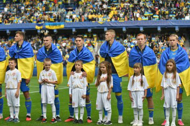 Prag, Çek Cumhuriyeti - 14 Ekim 2023: Ukrayna Milli Takımı oyuncuları UEFA EURO 2024 eleme maçı öncesinde Çek Cumhuriyeti 'nin Prag kentinde Epet Arena' da Ukrayna v North Makedonia 'yı dinlediler.