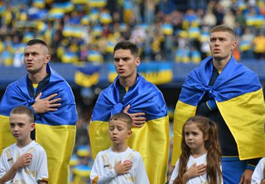 Prag, Çek Cumhuriyeti - 14 Ekim 2023: Ukrayna Milli Takımı oyuncuları UEFA EURO 2024 eleme maçı öncesinde Çek Cumhuriyeti 'nin Prag kentinde Epet Arena' da Ukrayna v North Makedonia 'yı dinlediler.