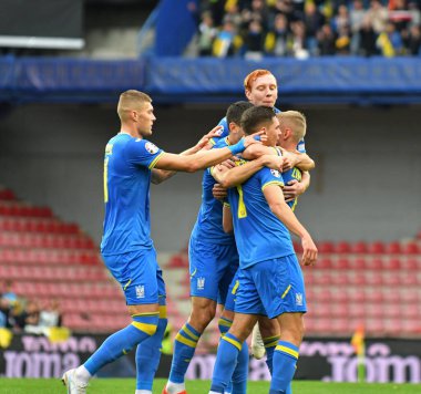 Prag, Çek Cumhuriyeti - 14 Ekim 2023: Georgiy Sudakov 'un Epet Arena' da oynanan UEFA 2024 ön eleme maçında attığı golü Ukraynalı oyuncular kutladı. Ukrayna 2-0 kazandı