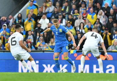 Prag, Çek Cumhuriyeti - 14 Ekim 2023: Ukraynalı Artem Dovbyk, EFA EURO 2024 EURO 2024 ön eleme maçında Visar Musliu (L) ve Kuzey Makedonyalı Nikola Serafimov ile top için mücadele ediyor.