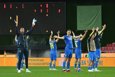 Prag, Çek Cumhuriyeti - 14 Ekim 2023: Ukraynalı oyuncular Prag 'daki Epet Arena' da oynanan UEFA EURO 2024 ön eleme maçı sonrasında taraftarlara teşekkür etti. Ukrayna 2-0 kazandı