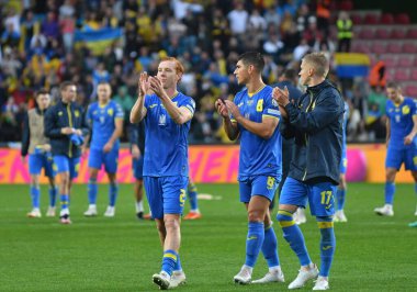 Prag, Çek Cumhuriyeti - 14 Ekim 2023: Ukraynalı oyuncular Prag 'daki Epet Arena' da oynanan UEFA EURO 2024 ön eleme maçı sonrasında taraftarlara teşekkür etti. Ukrayna 2-0 kazandı
