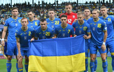 Prag, Çek Cumhuriyeti - 14 Ekim 2023: Ukrayna Milli Takımı oyuncuları, UEFA EURO 2024 eleme maçı öncesinde Çek Cumhuriyeti 'nin Prag kentindeki Epet Arena' da bir grup fotoğrafı için poz verdiler