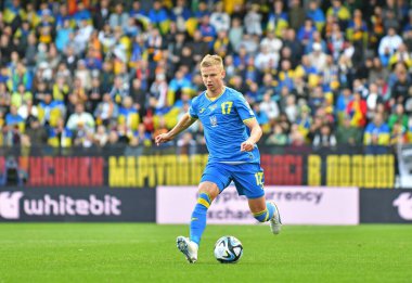 Prag, Çek Cumhuriyeti - 14 Ekim 2023: Ukraynalı Oleksandr Zinchenko Prag 'daki Epet Arena' da oynanan UEFA 2024 ön eleme maçı sırasında topu kontrol etmektedir. Ukrayna 2-0 kazandı