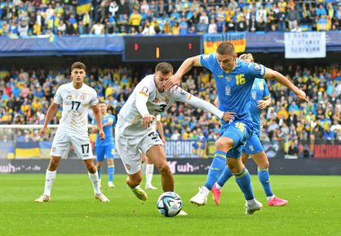 Prag, Çek Cumhuriyeti - 14 Ekim 2023: Kuzey Makedonyalı Stefan Ashkovski Ukraynalı Vitaliy Mykolenko ile EURO 2024 EURO ön eleme maçı sırasında Epet Arena 'da top için mücadele ediyor. UKR 2-0 kazandı