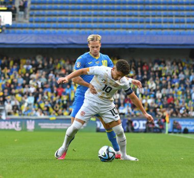 Prag, Çek Cumhuriyeti - 14 Ekim 2023: Mykhailo Mudryk (L), Epet Arena 'da oynanan UEFA EURO 2024 ön eleme maçı sırasında Kuzey Makedonyalı Enis Bardhi ile top için mücadele etmektedir. Ukrayna 2-0 kazandı