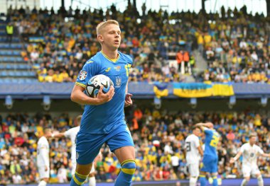 Prag, Çek Cumhuriyeti - 14 Ekim 2023: Ukraynalı Oleksandr Zinchenko Prag 'daki Epet Arena' da oynanan UEFA EURO 2024 ön eleme maçı sırasında koştu. Ukrayna 2-0 kazandı