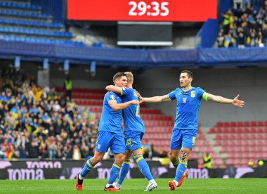 Prag, Çek Cumhuriyeti - 14 Ekim 2023: Georgiy Sudakov 'un (L) Epet Arena' da oynanan UEFA 2024 ön eleme maçında attığı golü Ukraynalı oyuncular kutladı. Ukrayna 2-0 kazandı