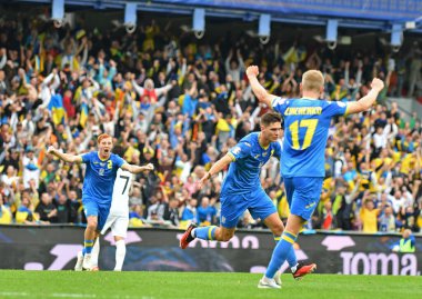 Prag, Çek Cumhuriyeti - 14 Ekim 2023: Georgiy Sudakov 'un (C) Epet Arena' da oynanan UEFA 2024 ön eleme maçında attığı golü Ukraynalı oyuncular kutladı. Ukrayna 2-0 kazandı