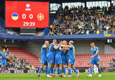 Prag, Çek Cumhuriyeti - 14 Ekim 2023: Georgiy Sudakov 'un Epet Arena' da oynanan UEFA 2024 ön eleme maçında attığı golü Ukraynalı oyuncular kutladı. Ukrayna 2-0 kazandı