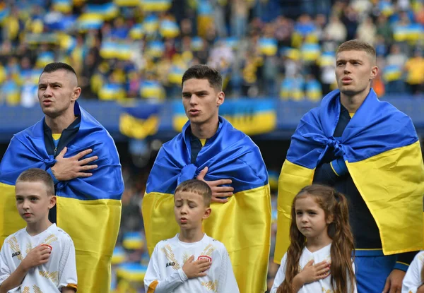 Prag, Çek Cumhuriyeti - 14 Ekim 2023: Ukrayna Milli Takımı oyuncuları UEFA EURO 2024 eleme maçı öncesinde Çek Cumhuriyeti 'nin Prag kentinde Epet Arena' da Ukrayna v North Makedonia 'yı dinlediler.