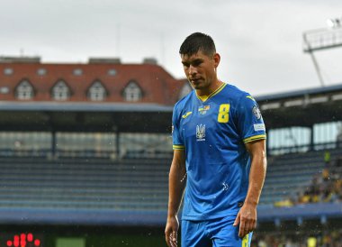 Prag, Çek Cumhuriyeti - 14 Ekim 2023: Ukraynalı Ruslan Malinovskyi Prag 'daki Epet Arena' da oynanan UEFA 2024 ön eleme maçı sırasında sahada yürüyor. Ukrayna 2-0 kazandı
