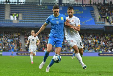 Prag, Çek Cumhuriyeti - 14 Ekim 2023: Ukraynalı (L) Roman Yaremchuk, EFA EURO 2024 EURO ön eleme maçı sırasında Kuzey Makedonyalı Visar Musliu ile top için mücadele eder. Ukrayna 2-0 kazandı