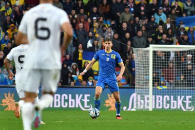 Prag, Çek Cumhuriyeti - 14 Ekim 2023: Ukraynalı Illia Zabarnyi, Prag 'daki Epet Arena' da oynanan UEFA EURO 2024 ön eleme maçı sırasında eylem halindedir. Ukrayna 2-0 kazandı