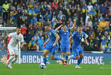 Prag, Çek Cumhuriyeti - 14 Ekim 2023: Prag 'daki Epet Arena' da oynanan UEFA 2024 ön eleme maçı sırasında Ukrayna 'dan Serhiy Sydorchuk (# 5) saldırıları. Ukrayna 2-0 kazandı